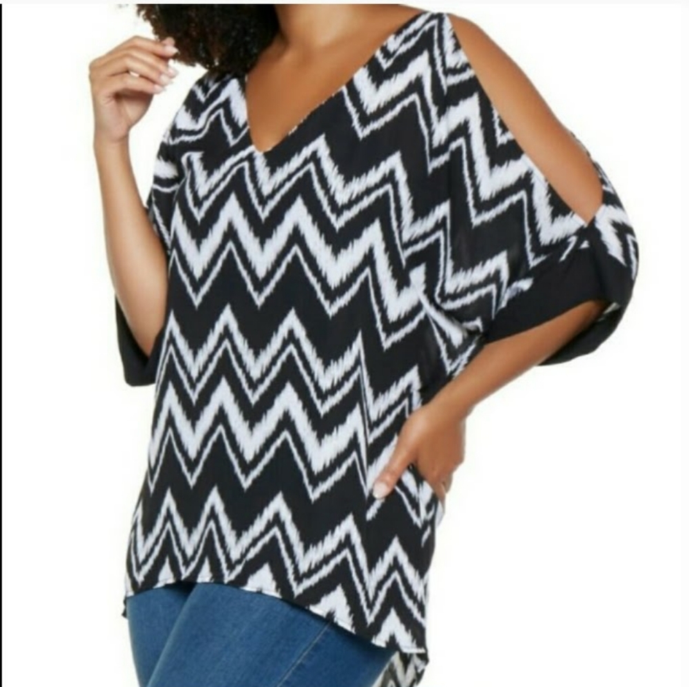 New! Charmed by Eve Flowy Black & White Chevron Cut Out Top 1X NWOT